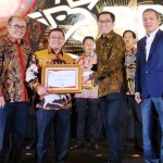 Direktur Strategi Bisnis dan Pengembangan Usaha SIG, Fadjar Judisiawan (kedua dari kiri) menerima peghargaan dari Ketua Komisi VI DPR RI Faisol Riza (kedua dari kanan) dalam ajang BUMN Performance Excellence Awards (BPEA) 2020, Rabu (4/3) di Jakarta. 