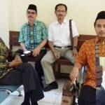 KH Muhammad Nabhan (kiri), Suryansyah (berkacamata), M Musyafak (baju putih) dan Muhammad Zainuddin (paling kanan) dan Dr Ima Mayasari (pengacara/inset). foto: bangsaonline.com