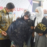 Wali Kota Kediri Abdullah Abu Bakar saat mengamati produk yang dipamerkan di salah satu stan. foto: ist.