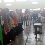 Pelantikan 1.422 anggota PPS di GOR Pemuda Lamongan, Kamis (23/11).