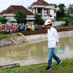 Presiden Joko Widodo meninjau proyek rehabilitasi irigasi Lodoyo di Kelurahan Jegu, Kecamatan Sutojayan, Kabupaten Blitar, Kamis (3/1/2019). foto: AKINA/ BANGSAONLINE