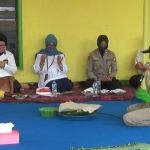 Ketua Gabungan Kelompok Petani (Gapoktan) Sido Makmur Abdul Kholik sedang memimpin doa.