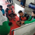 Kapolres, Wakapolres, dan Kapolsek Jetik saat membatik. Foto: SOFFAN S/BANGSAONLINE