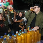 Bupati Kediri Hanindhito Himawan Pramana saat minum jamu, dagangan salah satu pelaku UMKM. Foto: Ist.
