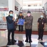 Plt Wali Kota Blitar Santoso, secara simbolis menerima bantuan APD berupa baju hazmat produksi anak-anak SMK.