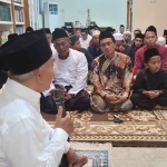 Prof Dr KH Asep Saifuddin Chalim  saat menyampaikan pesan kepada para keluarga korban reruntuhan mushalla Pondok Pesantren Al Khoziny Buduran Sidoarjo di kediaman Ning Imah, salah seorang putrinya, di kawasan Pondok Pesantren Amanatul Ummah Jalan Siwalankerto Surabaya, Rabu (17/12/2025). Foto: bangsaonline 