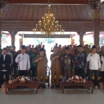 Foto bersama Pemkab Mojokerto saat teken MoU dengan Perguruan Tinggi
