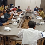 Komisi I DPRD Gresik saat hearing dengan Kades dan Perangkat Desa Kembangan, DPMD, serta Kecamatan Kebomas, membahas insentif Ketua RT/RW. (foto: SYUHUD/ BANGSAONLINE)