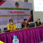 (Dari Kanan) Camat Dukun Fatah Hadi bersama Anggota DPRD Gresik dan para kades saat Musrenbangcam. (foto: ist)