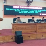 Anggota Fraksi PPP Nur Hasan memaparkan PU saat sidang paripurna DPRD Bangkalan. foto: FAUZI/ BANGSAONLINE