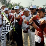 Ketua PCNU Bangil, Shobri Sutroyono (kacamata hitam), saat memimpin pembukaan gowes bersama dalam rangka memperingati HUT ke-77 RI.