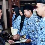 Bupati Fadeli saat menyalami CPNS yang dilantik menjadi PNS.