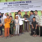 BERBAGI: Perwakilan takmir masjid menerima paket makanan saat bukber bersama PT Megasurya Mas (MSM), di Desa Tambakrejo Kecamatan Waru, Selasa (30/5) petang. foto: istimewa