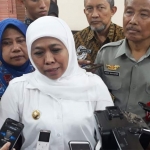 Gubernur Jatim, Khofifah Indar Parawansa memberikan keterangan usai melihat kesiapan alat dan personil penanggulangan bencana di kantor BPBD Jatim. 