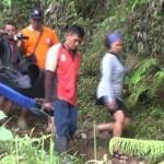 DITANDU: Satu pendaki Gunung Wilis terpaksa ditandu karena sakit. foto: detik.com