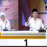 Dokter Ikhfina dan Gus Barra saat tampil dalam debat pamungkas Pilkada Mojokerto.