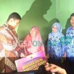 Walikota Kediri Abdullah Abu Bakar saat mengunjungi salah satu warga yang mendapatkan bantuan rehab rumah. foto: arif kurniawan/ BANGSAONLINE