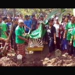 Suasana duka dan kesedihan mewarnai pemakaman Bonek di Sidoarjo.