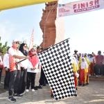 Wakil Bupati Lamongan, Dirham Akbar Aksara saat memberangkatkan peserta jalan sehat dalam rangka memperingati kemerdekaan ke 80 Republik Indonesia