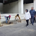 Risma saat sidak ke Gelora Bung Tomo.