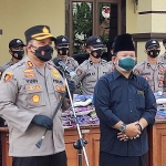 Kapolres Kediri Kota AKBP Wahyudi dan Imam Mubarok, mewakili Jurnalis Kediri Raya. foto: MUJI HARJITA/ BANGSAONLINE