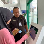 Salah satu peserta BPJS Kesehatan saat membayar iuran tiap bulan. (Ist)