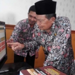 Wali Kota Mas’ud Yunus kaget disuguhi data etos kerja PNS-nya via fingerprint di meja kerjanya.