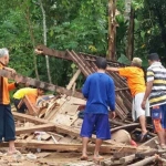 Rumah Mariyono yang menjadi korban angin kencang rata dengan tanah.