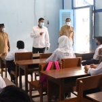 Wali Kota Kediri Abdullah Abu Bakar (tengah) saat meninjau uji coba pembelajaran tatap muka terbatas di SMP Negeri 3 Kota Kediri. foto: ist.