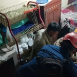 Damkar Jombang saat mengevakuasi monyet peliharaan warga yang lepas