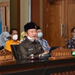 Bupati Yuhronur Efendi secara virtual memberikan sambutan di Command Center Pemkab Lamongan.