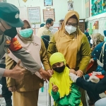 Wakil Bupati Gresik, Aminatun Habibah, saat meninjau vaksinasi anak di MI Al Maarif Sukomulyo. Foto: SYUHUD/BANGSAONLINE