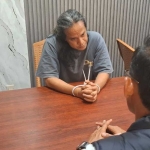 Tersangka saat diinterogasi oleh petugas Polres Bangkalan.