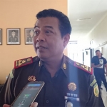 Kejari Bangkalan Badrut Taman ketika memberikan keterangan terkait pemeriksaan Kadisdik atas laporan dugaan penyimpangan BOS tahun 2016, 2017, dan tahun 2018 di kantornya, Kamis (17/10/2019).