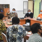 Wali Kota Kediri Abdullah Abu Bakar, saat memimpin rapat koordinasi dengan para pemangku kepentingan yang menangani masalah air di Kota Kediri. (foto: ist.)