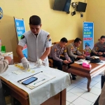 Sidokkes dan Sipropam saat menggelar tes urin kepada ratusan personel Polres Ngawi, Kamis (30/3/2023).
