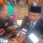 Pakde Karwo melayani pertanyaan wartawan usai paripurna DPRD Jatim. foto: DIDI ROSADI/ BANGSAONLINE