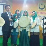 TABUH REBANA: Ketua Umum PBB Yusril Ihya Mahendra membuka Mukernas I Muslimat Bulan Bintang di Hotel Green SA Inn, di Juanda Sidoarjo, Jumat (28/4) malam. Mukernas berlangsung hingga Minggu (30/4). foto: MUSTAIN/ BANGSAONLINE