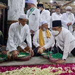 Ketua Umum PBNU KH. Yahya Cholil Staquf saat tabur bunga di Makam Syaikhona Kholil, Kamis (17/2).