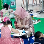 Wakil Wali Kota Madiun, Inda Raya Ayu Miko Saputri, saat menyaksikan peserta berkreasi dalam lomba mewarnai.