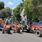 Puluhan petani saat unjuk rasa di depan Kantor Pemkab Jombang. Foto: AAN AMRULLOH/ BANGSAONLINE