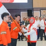 Gubernur Jatim, Khofifah Indar Parawansa saat pelepasan Tim Wanala Unair untuk pengibaran bendera merah putih. (Ist)