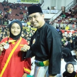 Wali Kota Pasuruan, Adi Wibowo berfoto dengan salah satu peserta kejuaraan Pencak Silat Madinah Van Java Championship tahun 2025.