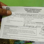 Surat C6 yang masih mencatumkan kewajiban membawa KTP saat di TPS. foto: Yuniardi/ Bangsaonline