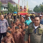 Arak-arakan pengantin sunat memperingati Hari Pers Nasional 2019. Acara ini merupakan rangkaian awal dari empat kegiatan yang digelar PWI Mojokerto. foto: YUDI EP/ BANGSAONLINE