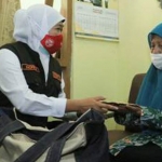 Gubernur Jawa Timur Khofifah Indar Parawansa saat mengunjungi Pudji Astuti, seorang janda perintis kemerdekaan, di Kecamatan Wonokromo, Kota Surabaya, Ahad (16/8/2020). foto: ist/ bangsaonline.com