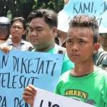 Massa yang terkesan masih muda-muda mendemo Kejati. Foto:nur faishal/BANGSAONLINE