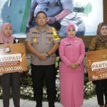 Kapolda Jatim saat memberikan tali asih kepada keluarga anggota yang gugur saat melakukan pengamanan Pemilu 2019.