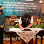 Bupati Kediri, Hanindhito Himawan Pramana, saat menandatangani MoU yang disaksikan Ketua Tim Penggerak PKK Kabupaten Kediri, Eriani Annisa Hanindhito, dan Penanggung Jawab Program MPHD Jawa Timur, Meytha Nurani. Foto: Ist