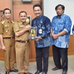 Wabup Qosim memberikan cinderamata kepada Kepala Biro Organisasi Pemprov Lampung, Wiryono. foto: SYUHUD/ BANGSAONLINE